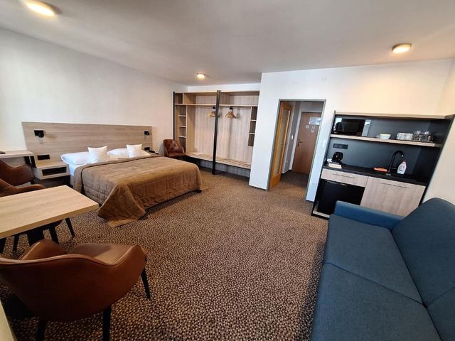 Hotel Avion — 6.4 km from the airport