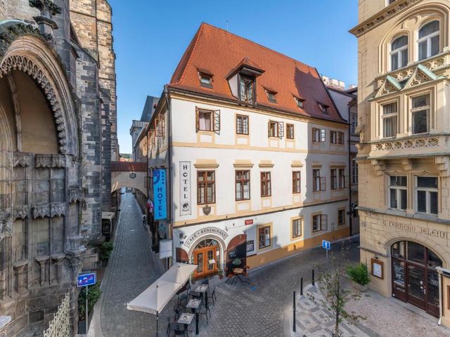 Hotel Cerny Slon — 100 m away from Old Town Square