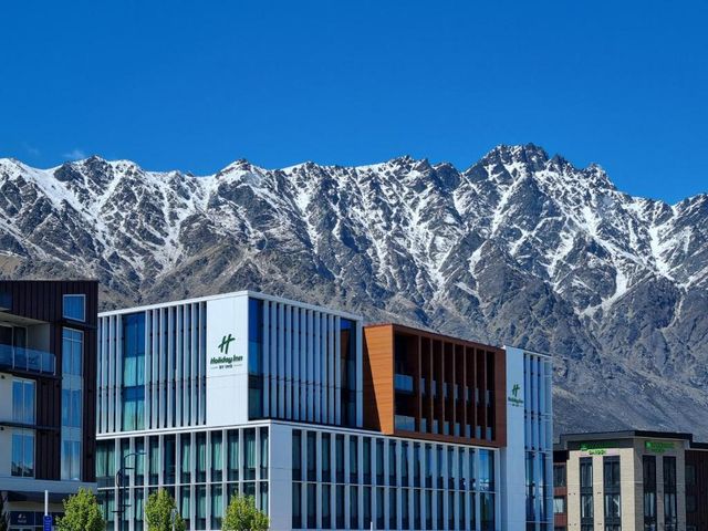 Holiday Inn Queenstown Remarkables Park — 800 m from the airport