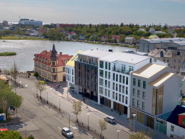 Hotel Reykjavík Saga — 800 m away from University of Iceland