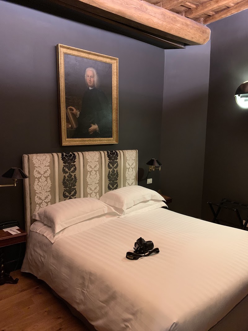 Crossing Condotti — Spanish Steps / Via Condotti