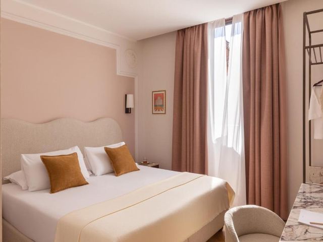 Hotel Fori Imperiali — 450 m away from Roman Forum