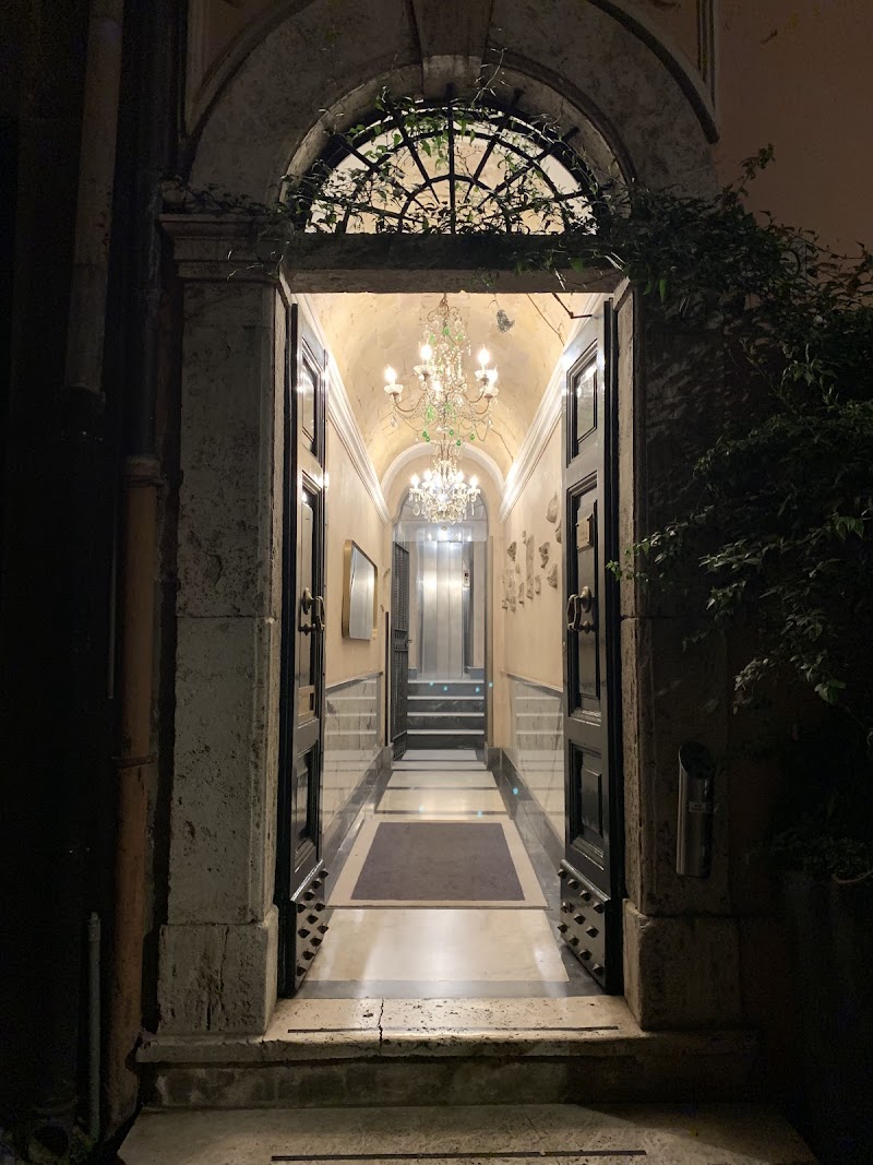 Inn at the Roman Forum — Monti — Via degli Ibernesi