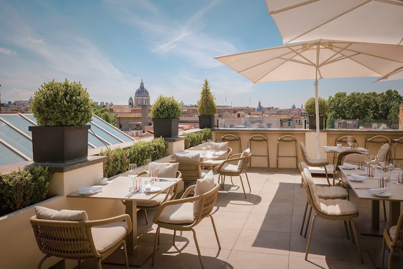 The First Roma Arte — Via del Corso