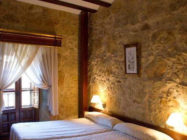 Hotel Microtel Placentinos — 250 m away from Casa de las Conchas Salamanca