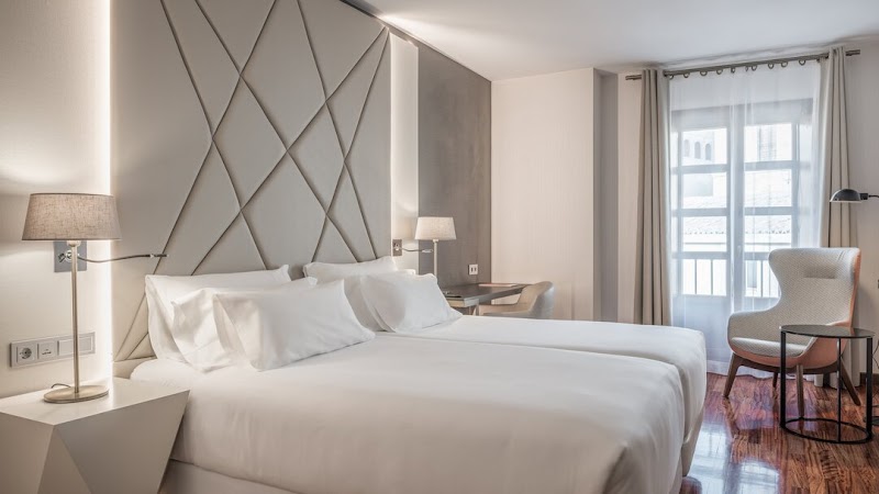 NH Palacio de Castellanos — Old Town