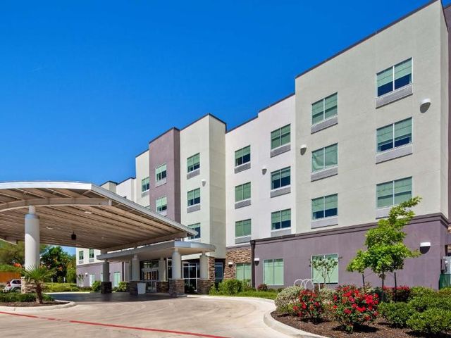 Best Western Plus Roland Inn & Suites — 2.8 km away from AT&T Center