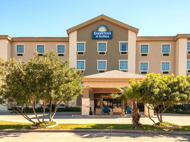Days Inn & Suites by Wyndham San Antonio near Frost Bank Center — 2 km away from AT&T Center