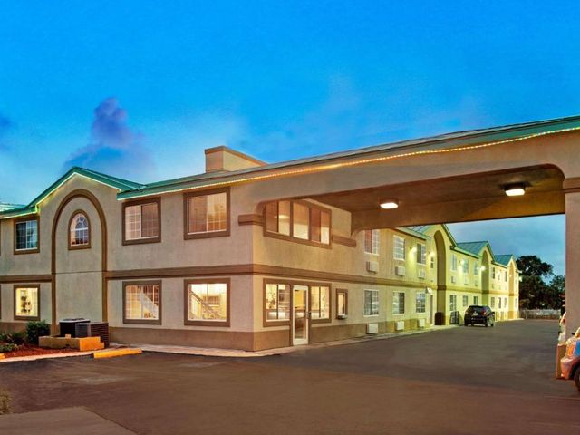 Days Inn by Wyndham San Antonio Airport — 1.7 km from the airport