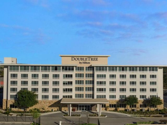 DoubleTree by Hilton San Antonio Northwest - La Cantera — 800 m away from UTSA