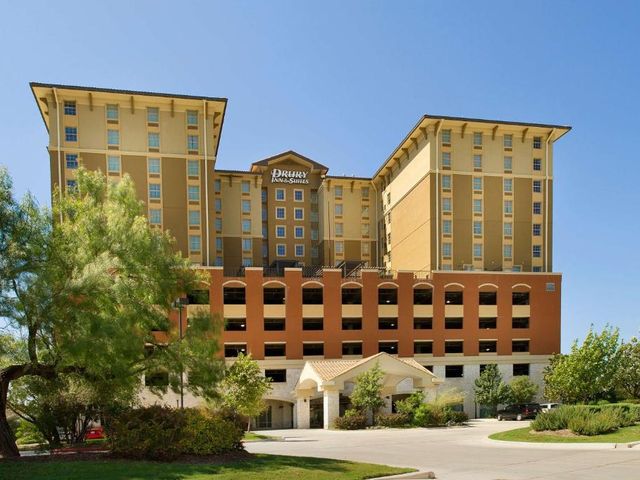 Drury Inn & Suites San Antonio Near La Cantera — 1.6 km away from UTSA