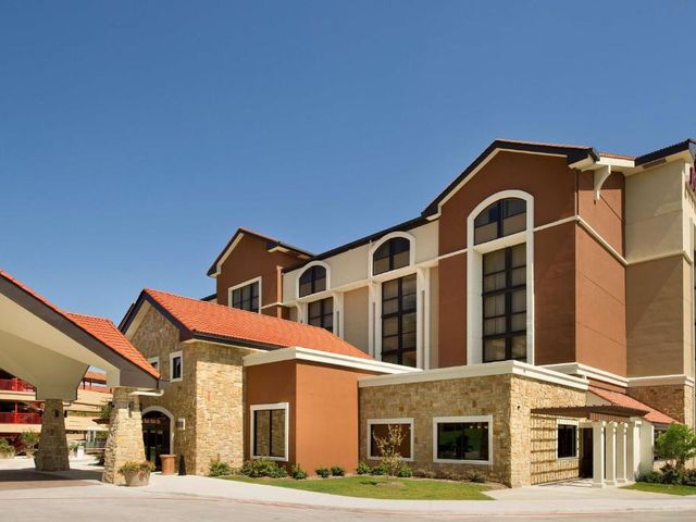 Drury Plaza Hotel San Antonio Airport — 2.1 km from the airport