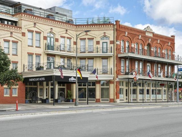 Fairmount Hotel — 1 km away from Alamodome