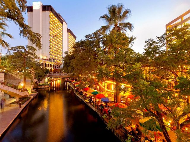 Hilton Palacio del Rio — 250 m away from Henry B. Gonzalez Convention Center