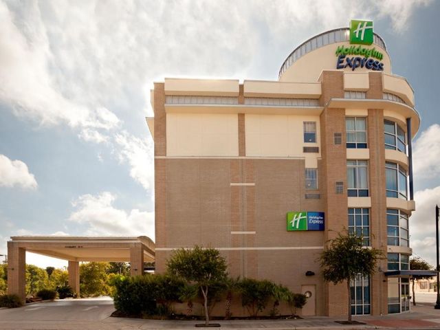 Holiday Inn Express Hotel & Suites San Antonio - Rivercenter Area by IHG — 3.7 km away from AT&T Center