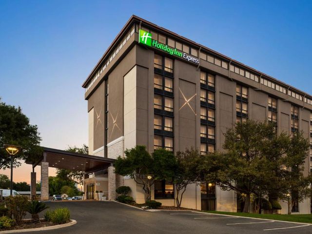 Holiday Inn Express — 2.1 km from the airport