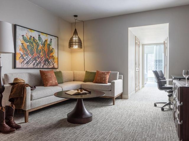 Hotel Contessa — 200 m away from San Antonio River Walk