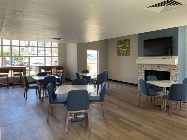 Park Inn by Radisson, Medical Center — 350 m away from University Health