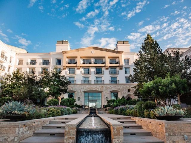 Signia by Hilton La Cantera Resort & Spa — 2.1 km away from UTSA