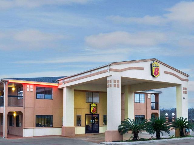 Super 8 by Wyndham San Antonio/Riverwalk Area — 2.8 km away from AT&T Center