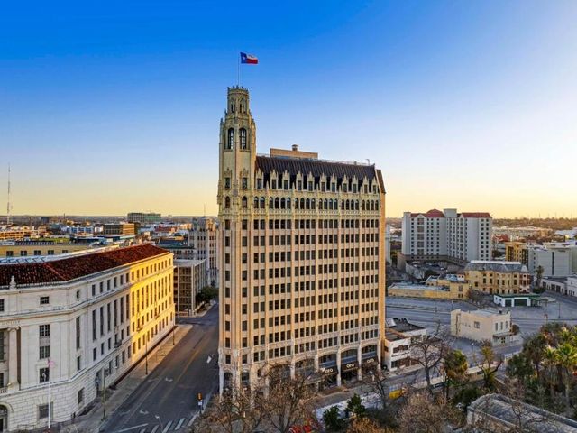 The Emily Morgan Hotel - A DoubleTree by Hilton — 150 m away from The Alamo