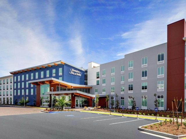 Hampton Inn & Suites San Diego Airport Liberty Station — 1.2 km from the airport