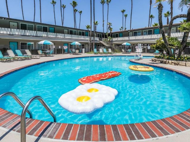 Kings Inn — 1.7 km away from Scripps Health