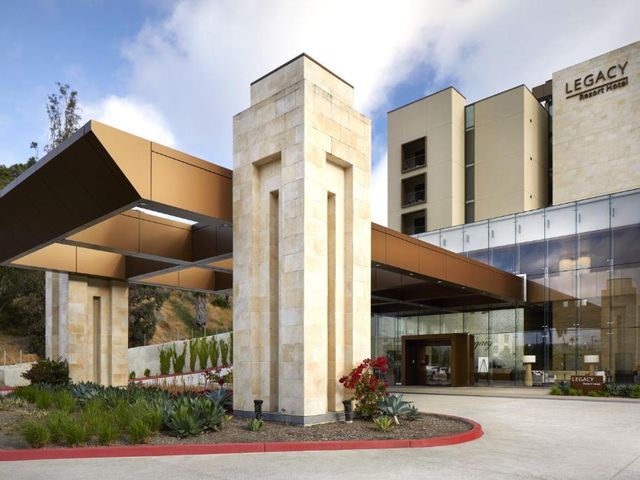 Legacy Resort Hotel & Spa — 1.3 km away from Scripps Health