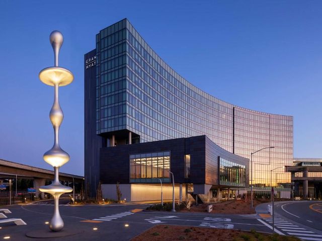 Grand Hyatt at SFO — 700 m from the airport