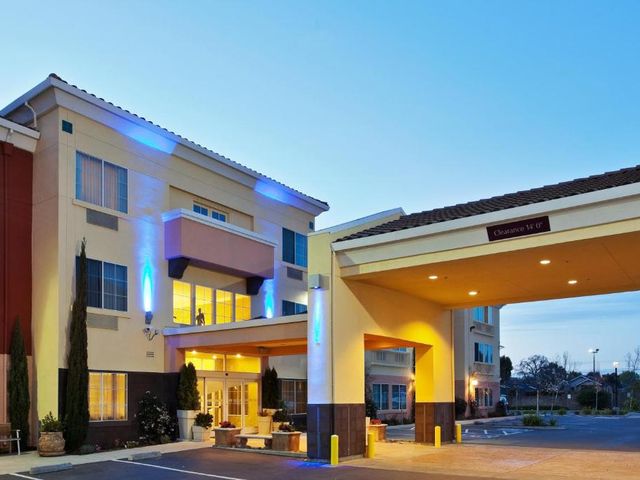 Holiday Inn Express Berkeley by IHG — 1.8 km away from UC Berkeley