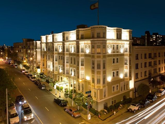 Hotel Majestic — 1.4 km away from Painted Ladies