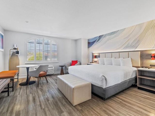 Hotel Skye San Francisco Airport SFO FREE SHUTTLE AND BREAKFAST! — 2.4 km from the airport