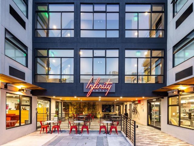 Infinity Hotel San Francisco, Tapestry Collection by Hilton — 4.7 km away from Outside Lands Music and Arts Festival