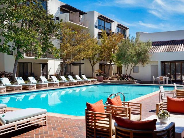 Sheraton Palo Alto Hotel — 1.1 km away from Stanford University