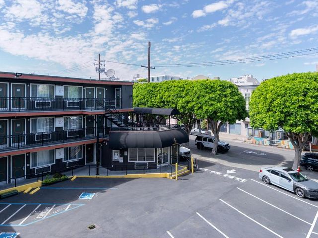 Symphony Inn — 800 m away from Painted Ladies