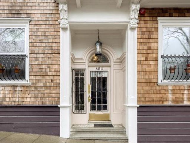 The Grove Inn — 150 m away from Painted Ladies