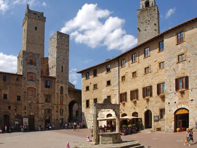 Leon Bianco — 10 m away from Piazza della Cisterna San Gimignano