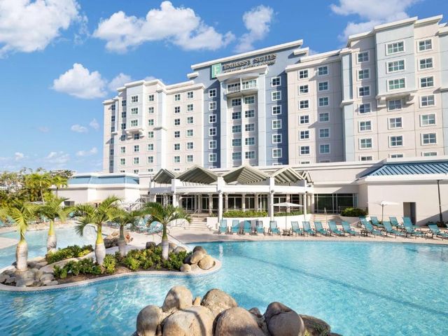 Embassy Suites by Hilton San Juan - Hotel & Casino — 1.7 km from the airport