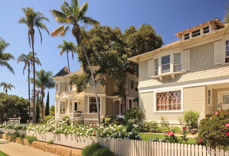 Cheshire Cat Inn & Cottages — Upper East / near Downtown