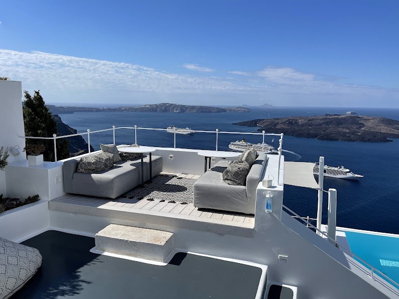 Cosmopolitan Suites — Fira