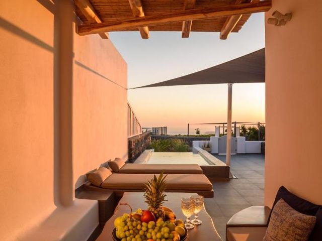 Soil of Sun Luxury Villas & Suites — 600 m away from Fira Caldera Santorini