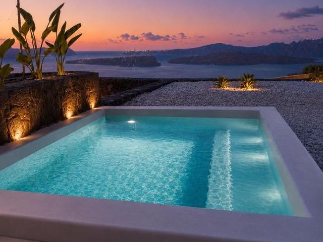 Vespera Private Luxury Suites — 1.7 km away from Red Beach Santorini