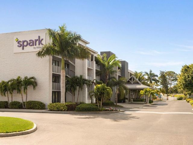 Spark by Hilton Sarasota Siesta Key Gateway — 2.9 km away from Siesta Key Beach Sarasota