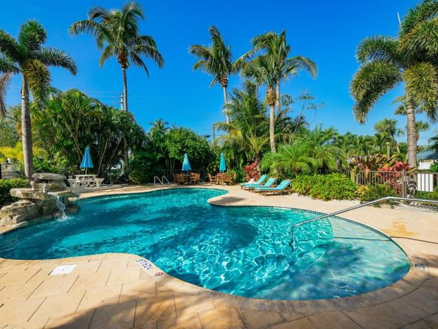 Tropical Breeze Resort — 1.9 km away from Siesta Key Beach Sarasota