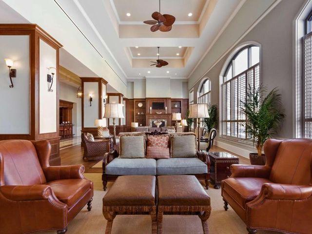 Embassy Suites Savannah Historic District — 1.2 km away from Forsyth Park