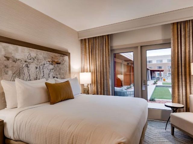Aiden by Best Western Scottsdale North — 4.6 km away from Frank Lloyd Wright's Taliesin West