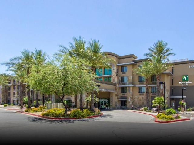 Holiday Inn & Suites Scottsdale North - Airpark by IHG — 4.6 km away from Frank Lloyd Wright's Taliesin West