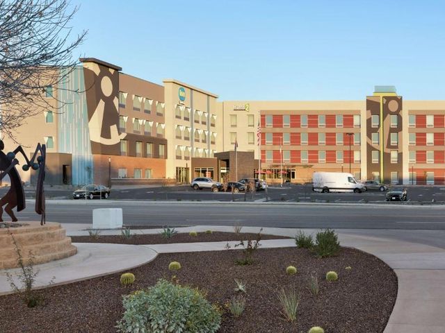 Home2 Suites By Hilton Scottsdale Salt River — 1.3 km away from Salt River Fields