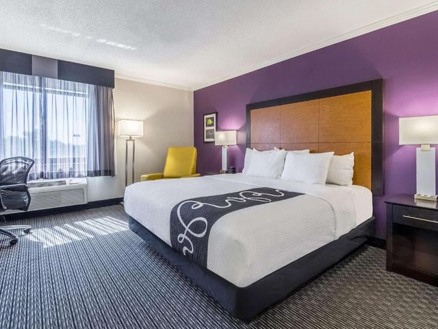 La Quinta Inn & Suites by Wyndham Phoenix Scottsdale — 4.9 km away from Frank Lloyd Wright's Taliesin West