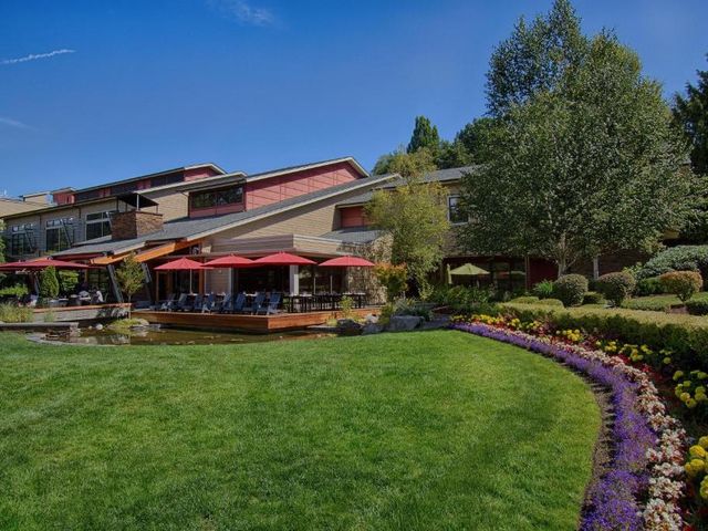 Cedarbrook Lodge — 1.4 km from the airport